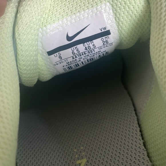 Brand New Nike Golf Shoes Lace Up Sneakers Light Gray & Yellow Traction Modern - Picture 13 of 15